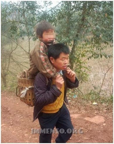cinese porta figlio sulle spalle
